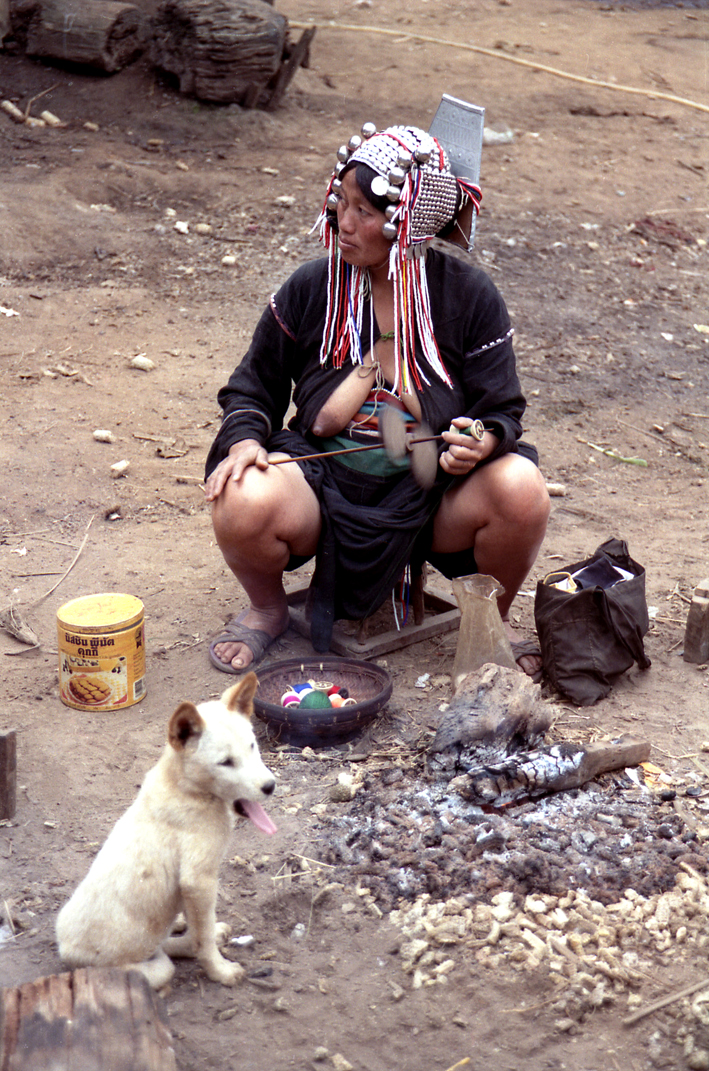 67  femme Akha au sein nu et chien.jpg